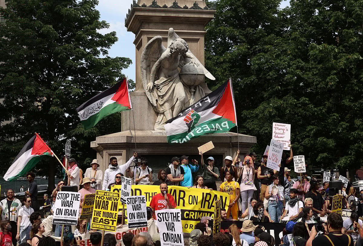 ইরান যুদ্ধ নিয়ে ট্রাম্পের একেকবার একেক কথায় বিভ্রান্ত–বিভক্ত মার্কিন নাগরিকেরা