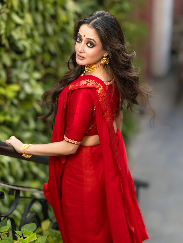 লালের মায়ায় নিজেকে রাঙিয়েছেন রাইমা সেন। সোনালি ফুলেল পাড়ের লাল শাড়ির সঙ্গে গ্লাস স্লিভ ব্লাউজ জুটি হয়েছে । চোখে গাঢ় কাজল আর কপালের টিপে ধরা পড়েছে বাঙালি সাজের চিরন্তন আবেদন।চুলগুলো সফট কার্ল করে ছেঁড়ে রাখা। সঙ্গে সোনার গয়নায় যোগ হয়েছে আভিজাত্যের ছোঁয়া।  