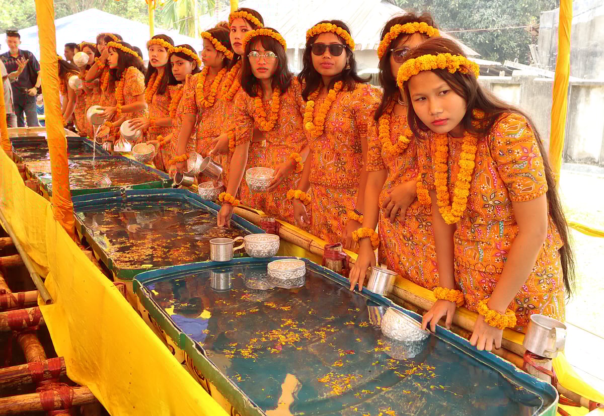 জল নিয়ে উৎসব শুরুর অপেক্ষায় ঐতিহ্যবাহী পোশাকে সজ্জিত মারমা তরুণীরা 