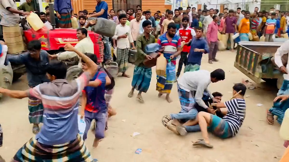 ডিজেল নিতে লাইনে দাঁড়ানো নিয়ে গ্রাহকদের মধ্যে দফায় দফায় হাতাহাতি