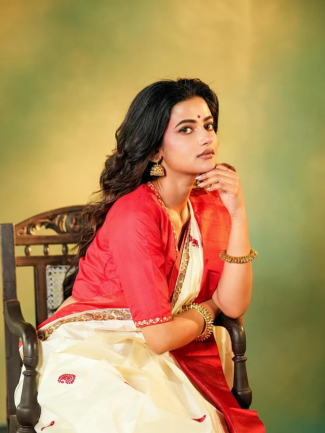 লাল পাড়ের সাদা শাড়িতে যেন বৈশাখের চিরচেনা সৌন্দর্যকে নতুন করে প্রাণ দিলেন উষসী রায়। শাড়ির সাদা জমিন জুড়ে লাল কলকা মোটিফ। 