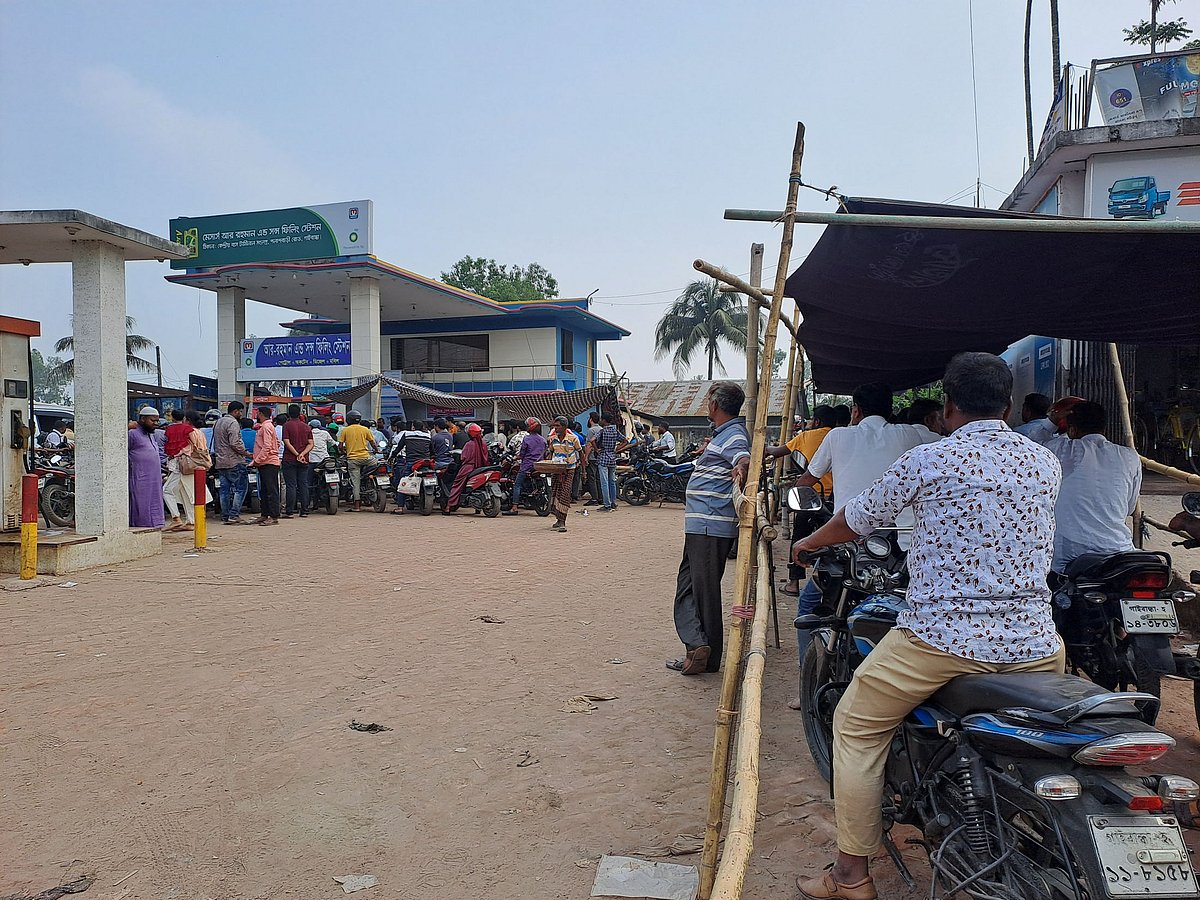 ‘তেল নিতে এত ভিড় জীবনেও দেখিনি’