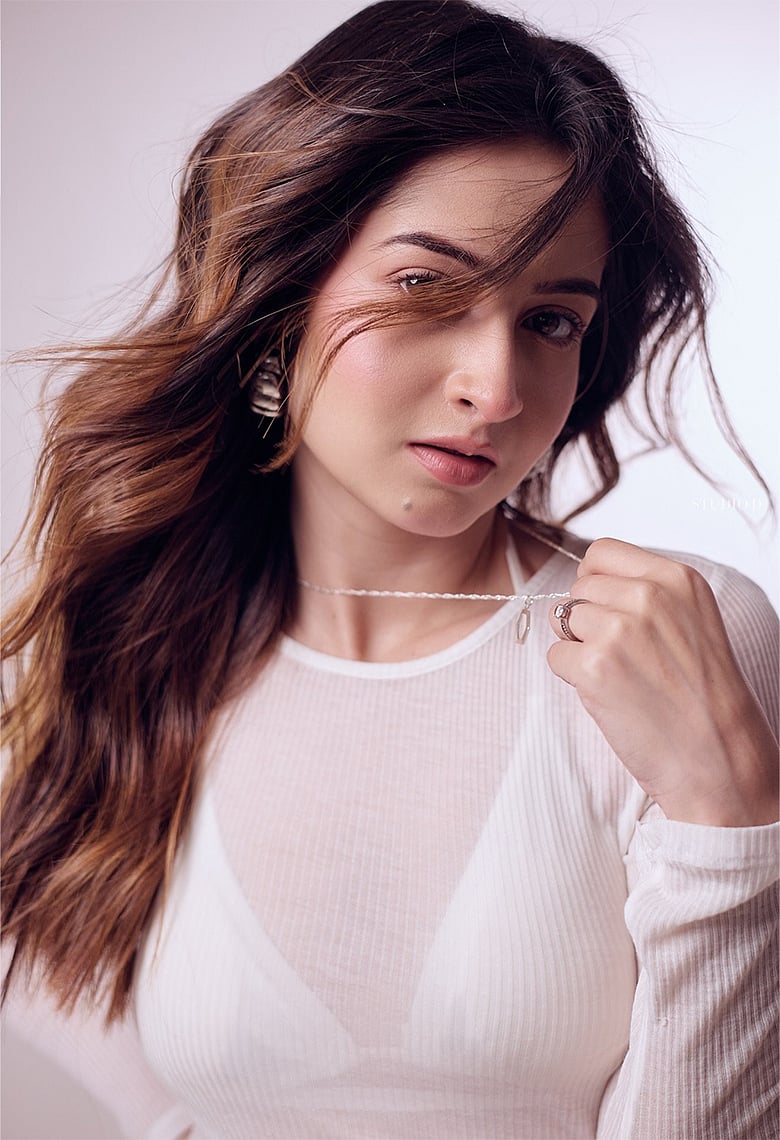 শিয়ার টপ আর প্লিটেড মিনিস্কার্টে শ্রীমার শুভ্র আবেদন