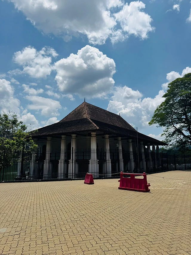 এই মন্দিরেই আছে বুদ্ধের দাঁত