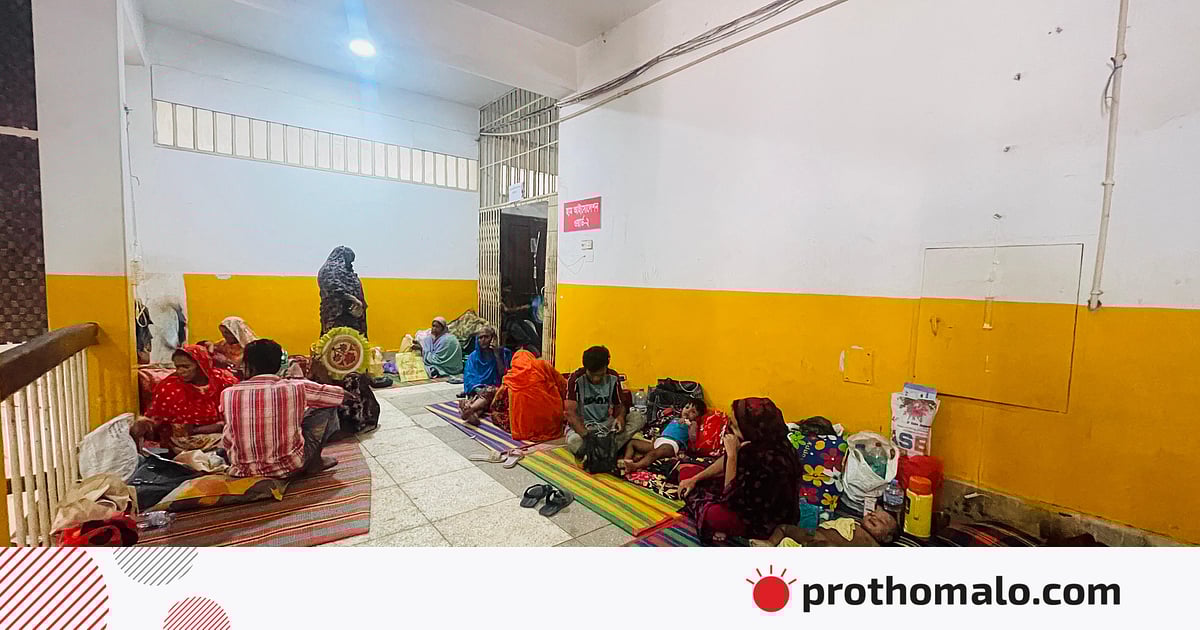 হাম ওয়ার্ডের মেঝে-করিডরের পর সিঁড়ির সামনেও শিশুদের ভিড় হাম ওয়ার্ডের মেঝে-করিডরের পর সিঁড়ির সামনেও শিশুদের ভিড়