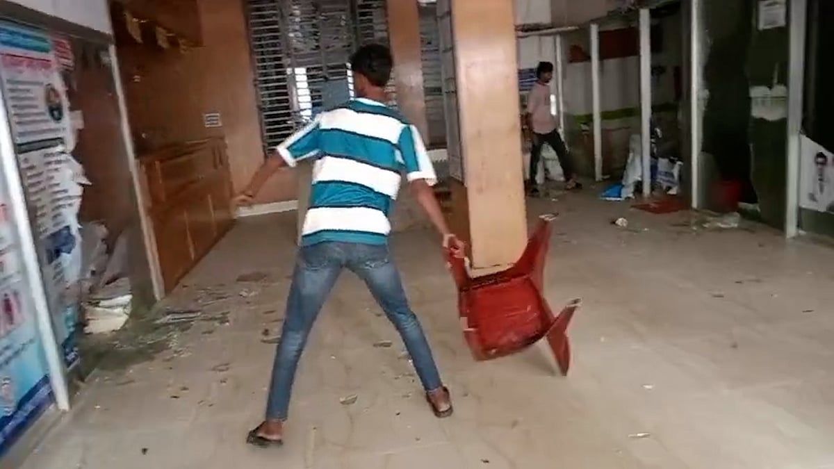 রোগীর মৃত্যুর পর ভুল চিকিৎসার অভিযোগ, মাদারীপুরে হাসপাতাল ভাঙচুর