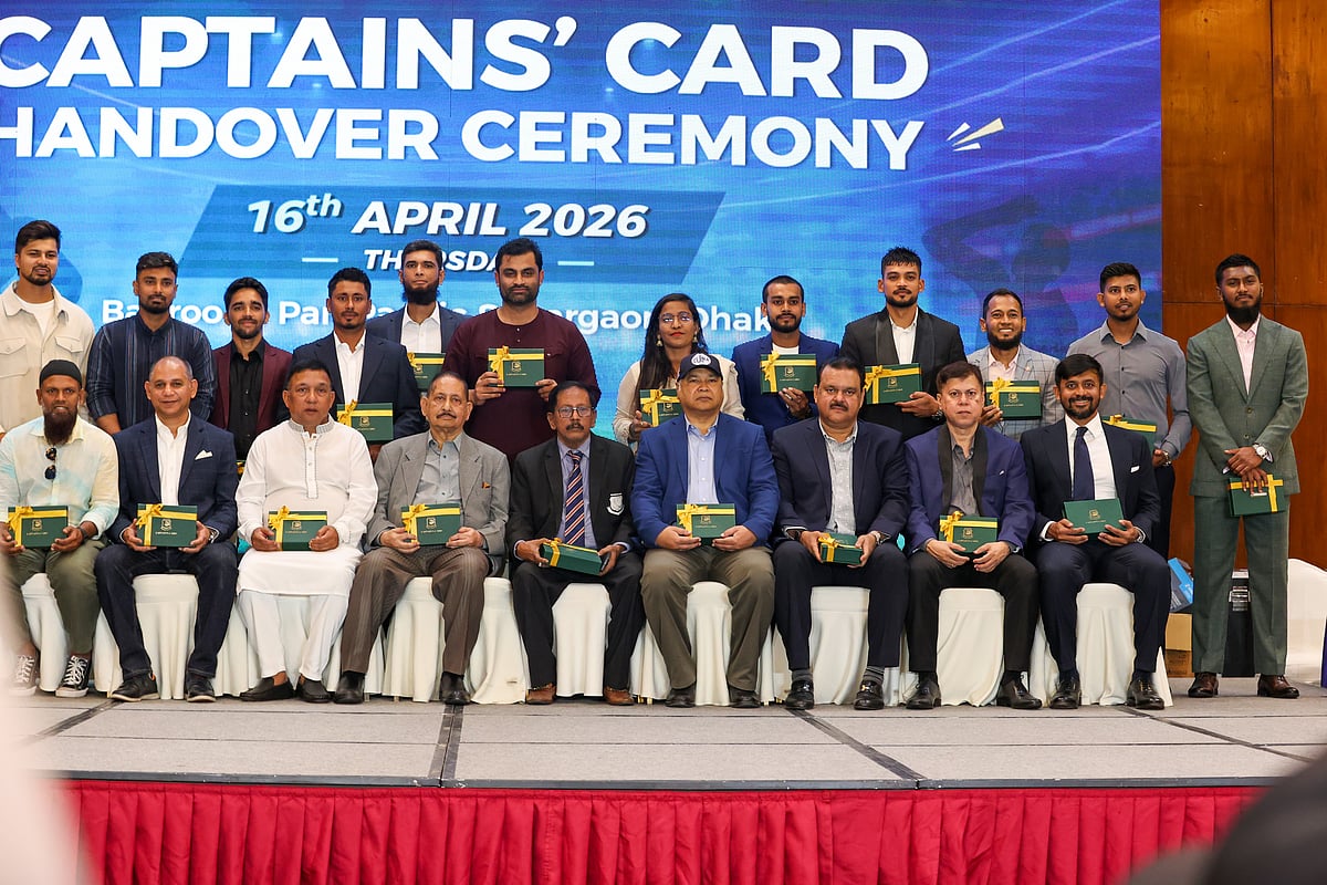 সাবেক অধিনায়কদের হাতে ‘ক্যাপ্টেনস্ কার্ড’ তুলে দিলেন তামিম, কী আছে তাতে