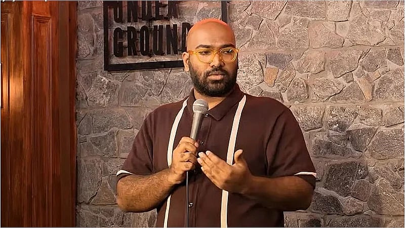 এই কমেডিয়ানকে ধরতে ১১০০ কিলোমিটার পাড়ি দিল পুলিশ, কী করেছিলেন তিনি