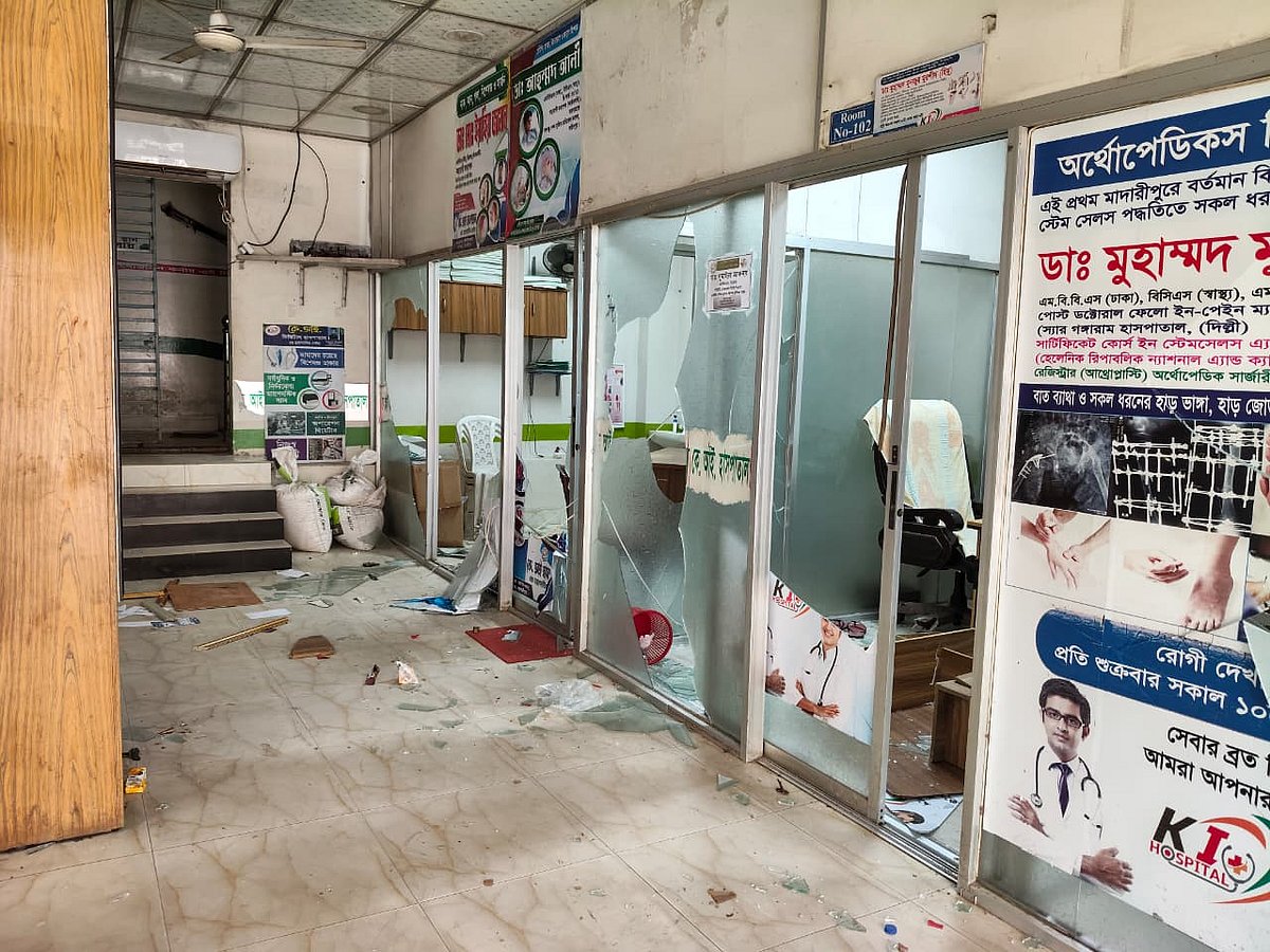 মাদারীপুরে ভুল চিকিৎসায় রোগীর মৃত্যুর অভিযোগ, হাসপাতাল ভাঙচুর, সড়ক অবরোধ