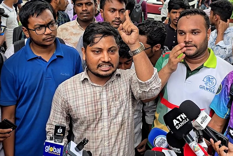 নারী শিক্ষার্থী হেনস্তার অভিযোগে শিক্ষকের বিরুদ্ধে শিক্ষার্থীদের বিক্ষোভ