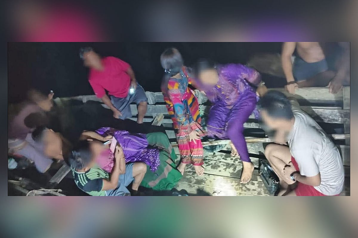 কাপ্তাই হ্রদে হঠাৎ তলিয়ে গেল যাত্রীবাহী নৌকা, অন্তঃসত্ত্বা নারীসহ ১১ জন উদ্ধার