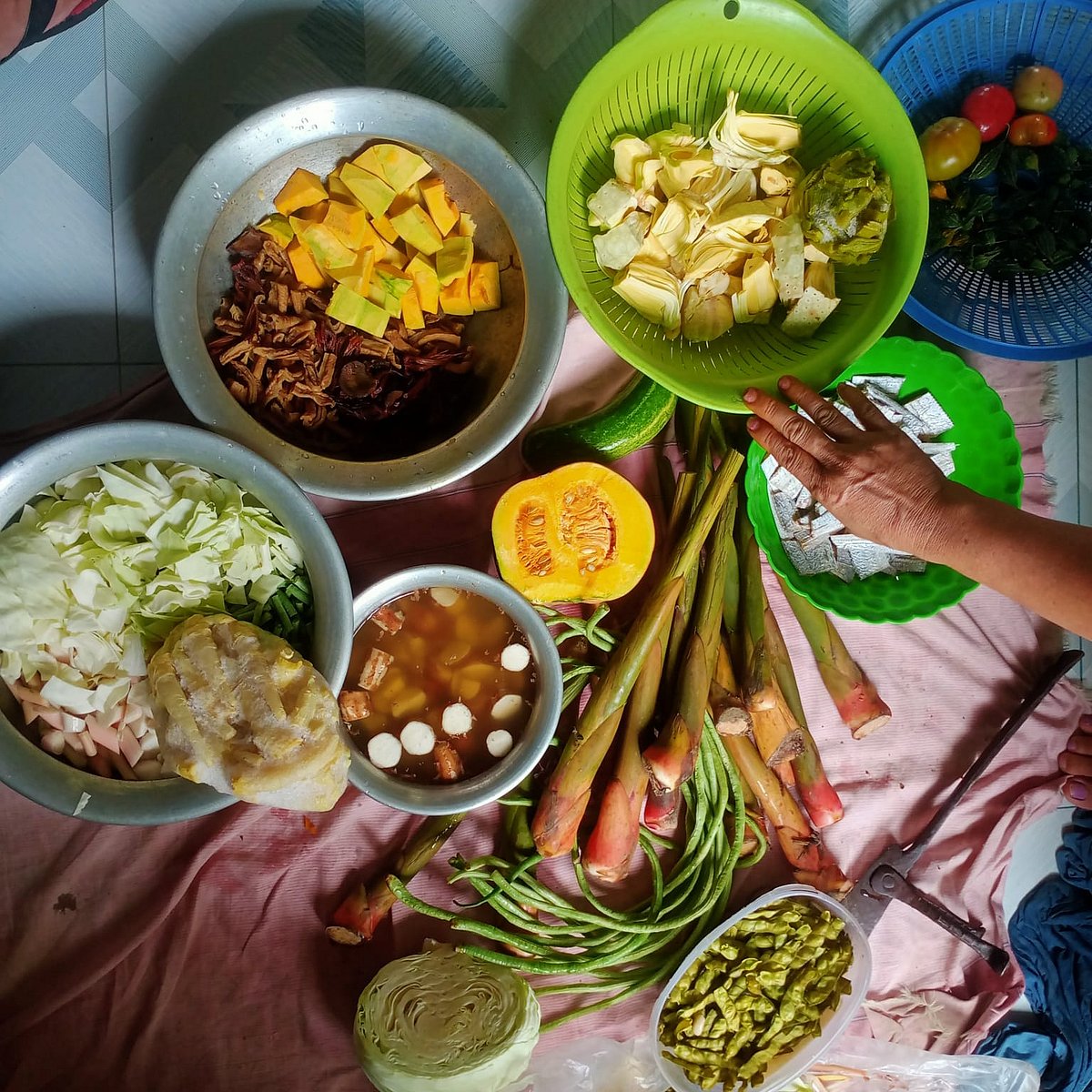 মূল বিজুর প্রধান আকর্ষণ ‘পাজন’ তৈরির জন্য হরেক রকমের কাটা সবজি, শিমুল ফুল, শুঁটকি একসঙ্গে সাজিয়ে রাখা হয়েছে