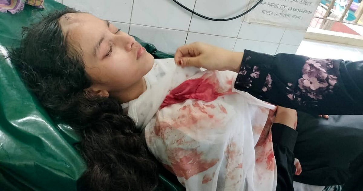 চাঁদপুরে নির্মাণাধীন ভবন থেকে ইট পড়ে ছাত্রী আহত