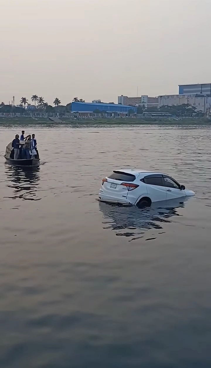 ফেরি থেকে পড়ে নদীতে ডুবল প্রাইভেট কার, ২ ঘণ্টার চেষ্টায় উদ্ধার