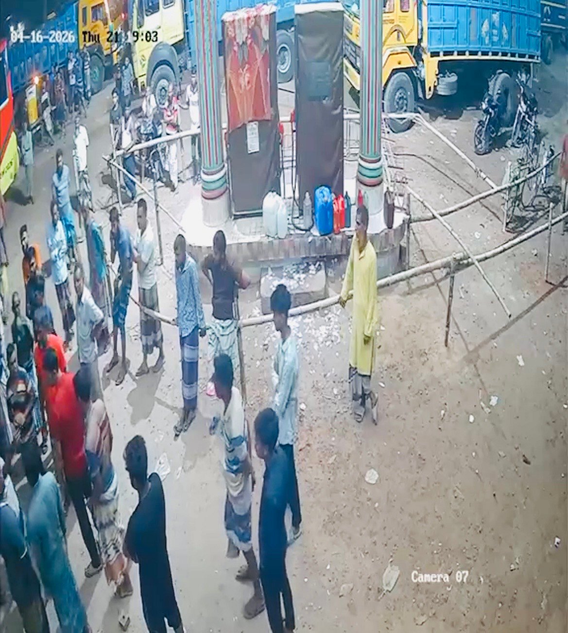 নাটোরে তেল দিতে দেরি হওয়ায় ফিলিং স্টেশনে ভাঙচুর, পরে বিক্রি বন্ধ