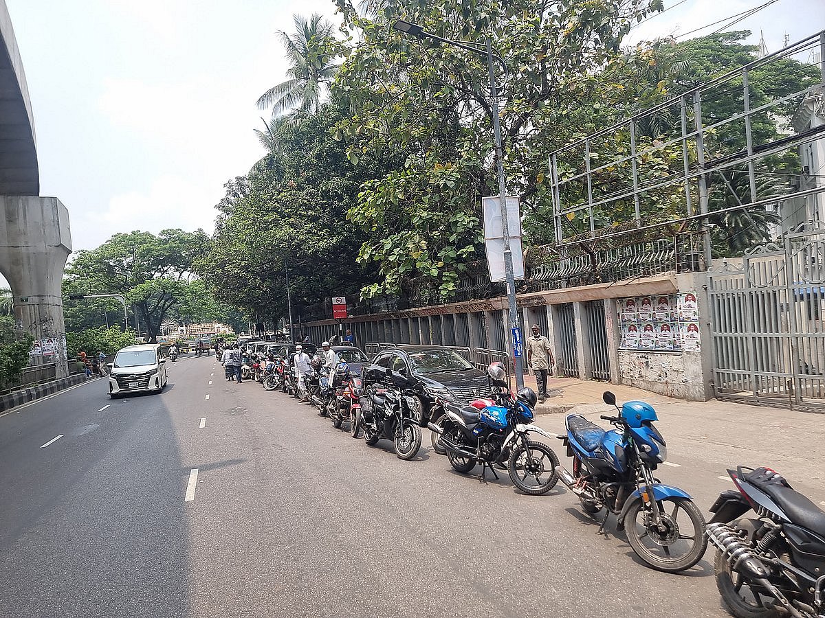 ফিলিং স্টেশন একটি, তেলের লাইনে হাজারো যান