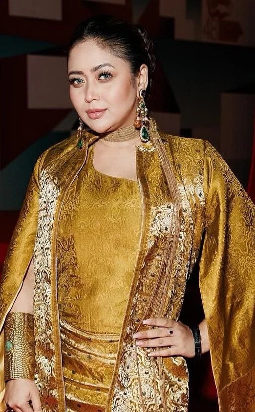 হাতে ও কানে ক্যানভাস-এর স্টেটমেন্ট গয়না পরেছেন ভাবনা। ন্যুড গোলাপি লিপস আর আপডু হেয়ারস্টাইল দেখা যাচ্ছে।  