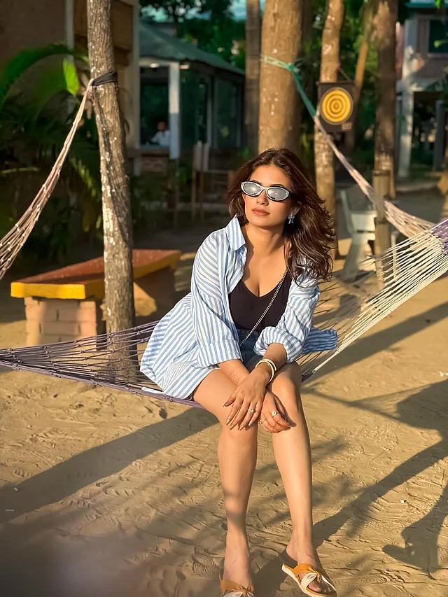 চোখে ওভারসাইজড সানগ্লাস আর পায়ে স্লিপার—সব মিলিয়ে এই স্টাইলিং গরমের দিনে ঘুরে বেড়ানোর জন্য একেবারেই পারফেক্ট