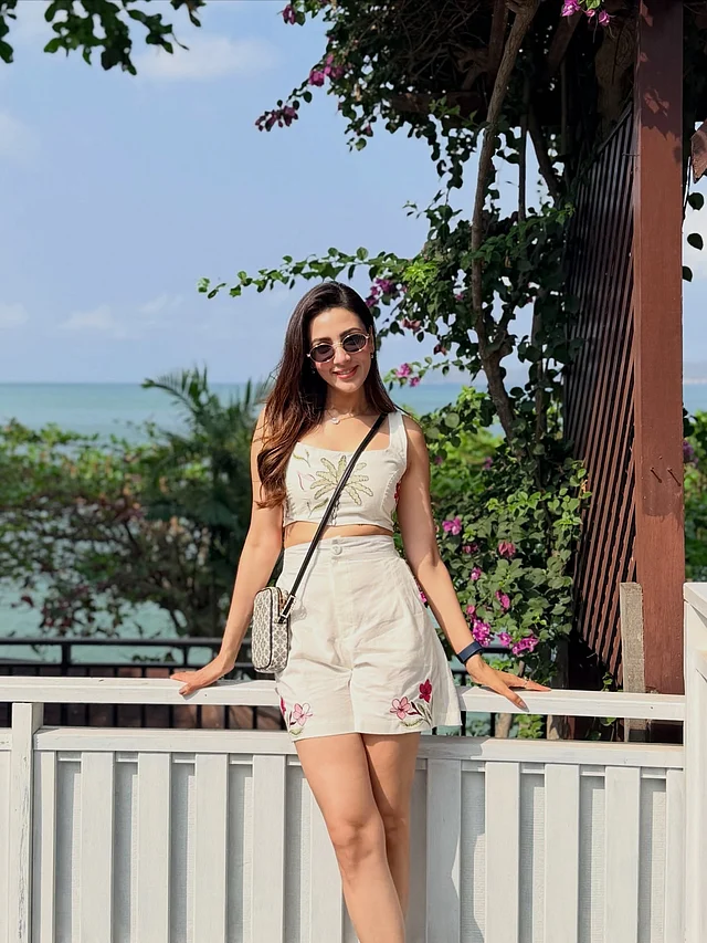 লুকটি সম্পূর্ণ করতে সঙ্গে নিয়েছেন ক্রসবডি ব্যাগ এবং চোখে পরেছেন স্টাইলিশ সানগ্লাস।