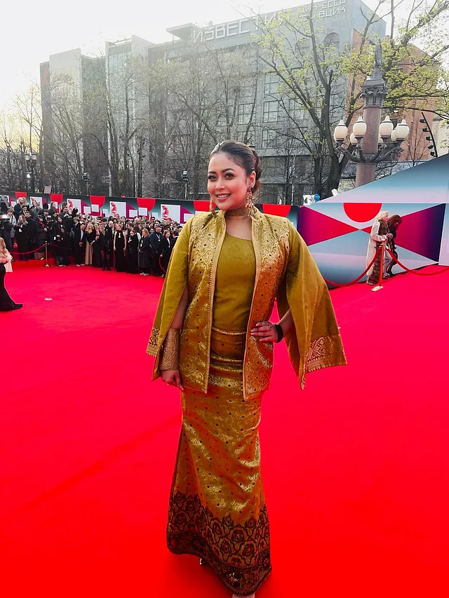 কাতান মানেই গর্জিয়াস কিছু। রেড কার্পেট লুকে তাই এর তুলনা হয়না