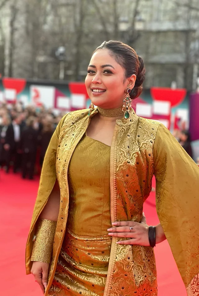 আর আপনি যদি তা অভিনেত্রী ভাবনার মতো সগর্বে ক্যারি করতে পারেন তাহলে তো কথাই নেই 