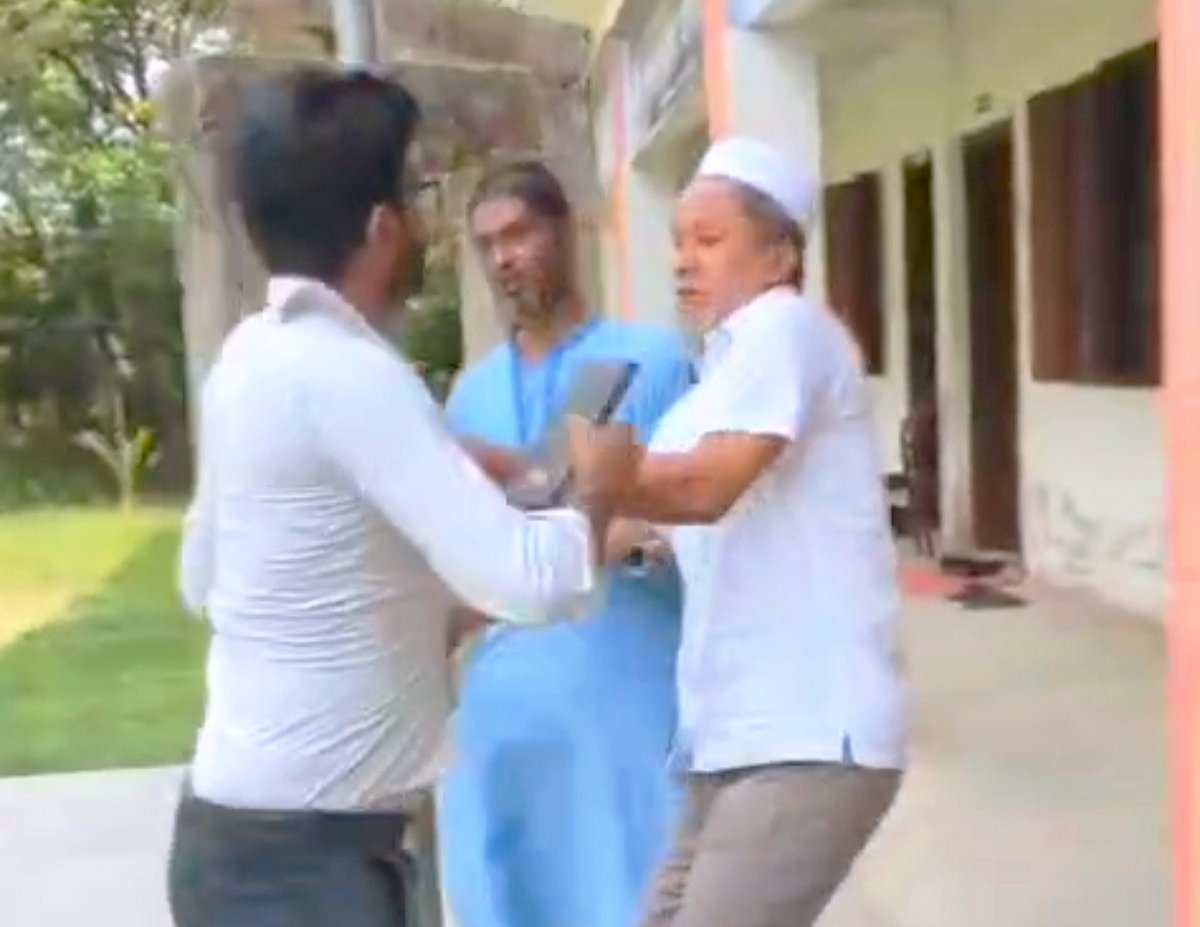 এক শিক্ষককে আরেক শিক্ষকের
মারধর, কলার ধরে টানাহেঁচড়া