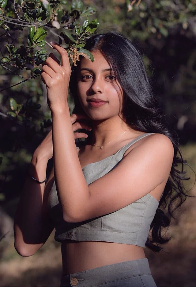 ম্যাচিং ধূসর স্লিভলেস ক্রপটপ ও স্কার্টে খোলা চুল ও ন্যুড রেড লিপসে দিশানি 