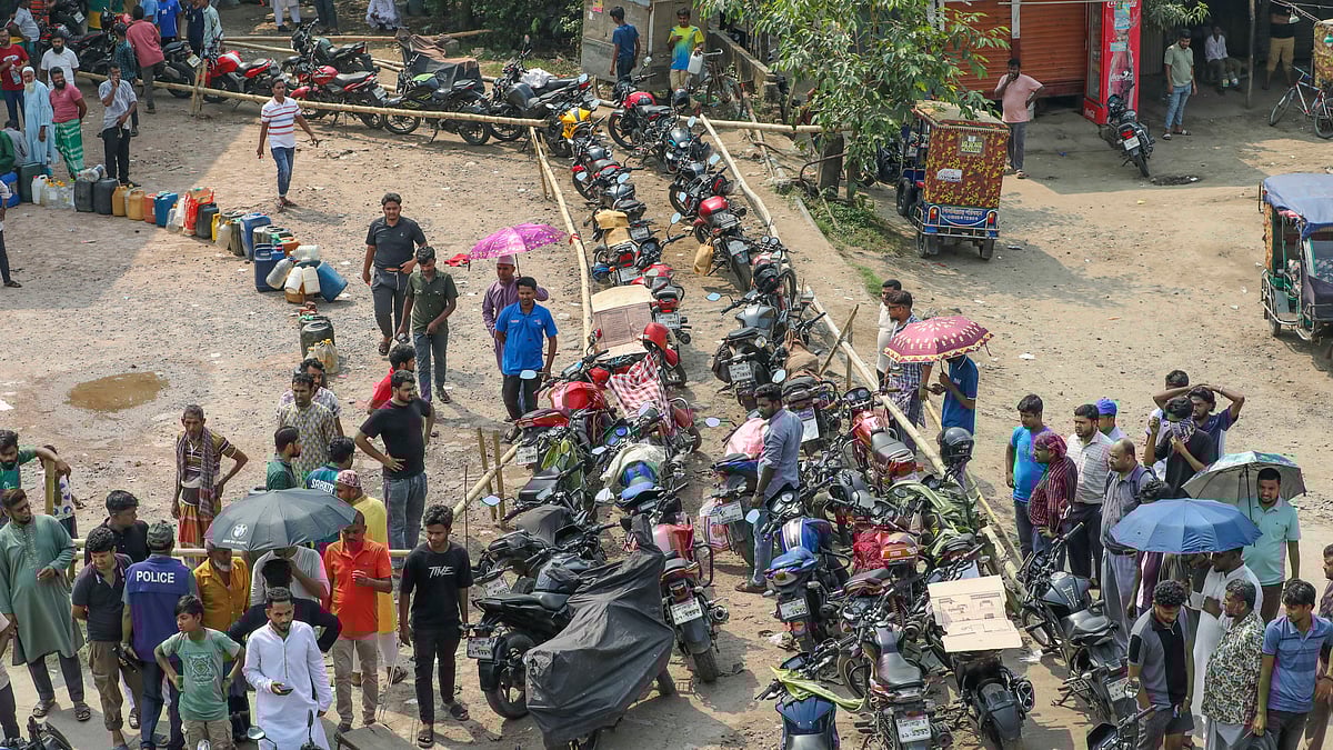 জ্বালানি তেলের অপেক্ষায় শ্রীনগরের একটি ফিলিং স্টেশনে কৃষক ও মোটরসাইকেলচালকদের দীর্ঘ সারি।