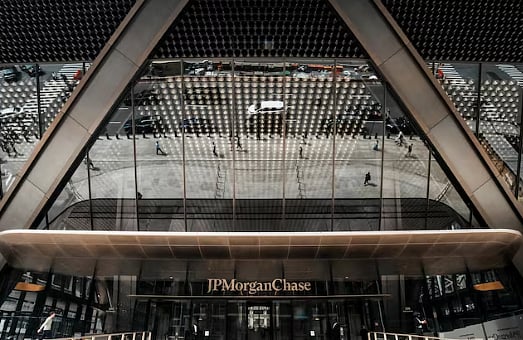 ইরান যুদ্ধে বিশ্বজুড়ে অর্থনৈতিক ধাক্কার মধ্যে মুনাফা করল কারা