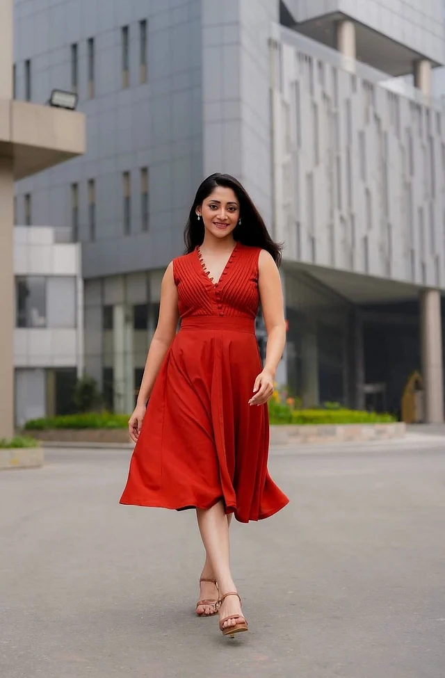 সহজ কিন্তু নজরকাড়া এই লুকটি পার্টি, ইভিনিং আউটিং বা ফটোশুট—সব ক্ষেত্রেই মানানসই।