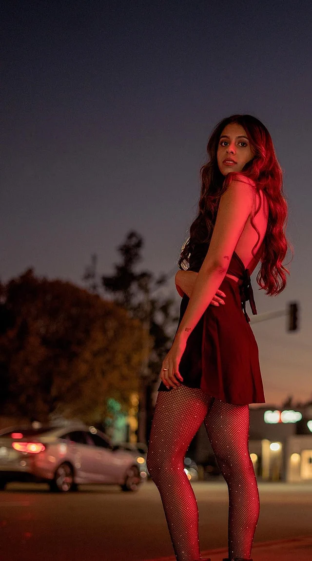 হলটারনেক মেরুন মিনিড্রেস পরেছেন তিনি 