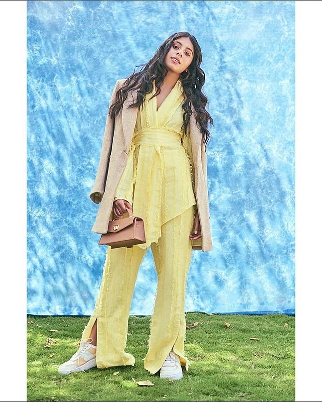অ্যাসিমেট্রিক হলুদ র‍্যাপ টপ ও স্লিট প্যান্টের সঙ্গে ক্যামেল ওভারকোট পরেছেন তিনি। সঙ্গে স্নিকার্স আর স্টাইলিশ ব্যাগ 