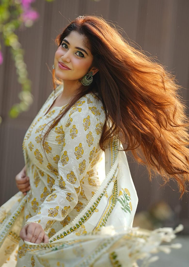 তপ্ত দিনে শেহতাজ দেখা দিলেন রিফ্রেশিং লুকে