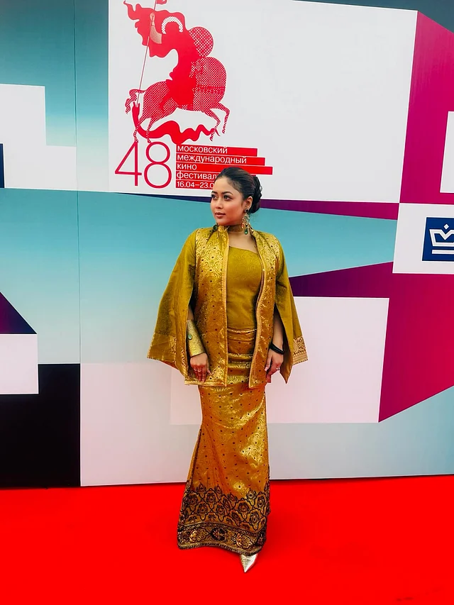 সব মিলিয়ে একেবারে প্রিন্সেস ভাইব দিচ্ছেন এই সুন্দরী অভিনেত্রী 