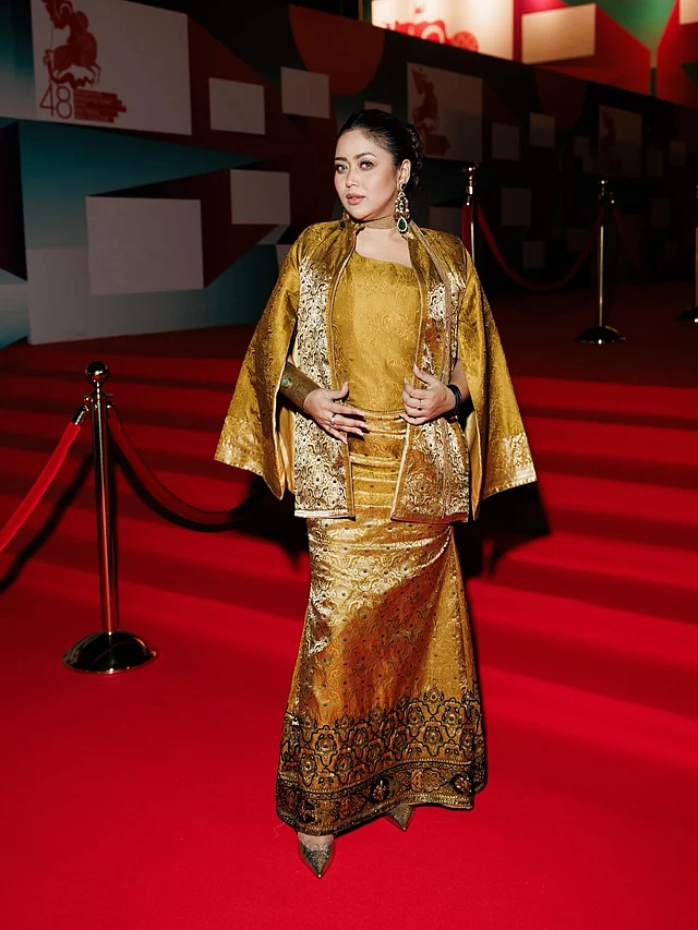 ওপেন কেইপ টাইপ স্লিভস দেখা যাচ্ছে। নজর কাড়ছে পয়েন্টেড শুজ 