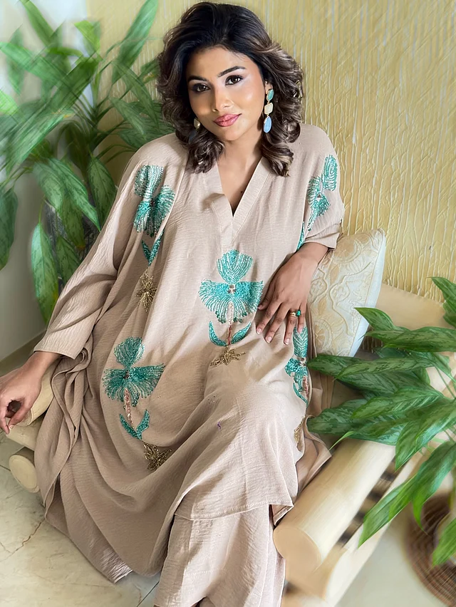 ঢিলেঢালা কাটের কারণে এটি যেমন আরামদায়ক, তেমনি গরমের সময়ে স্টাইল করাও সহজ।