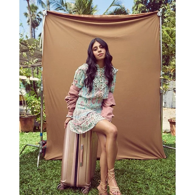 এক্সেস ফেব্রিক দেওয়া রাফল্ড স্লিভসের মিনি ড্রেসের সঙ্গে রেট্রো স্ট্রিংস স্যান্ডেল পরেছেন তিনি এখানে