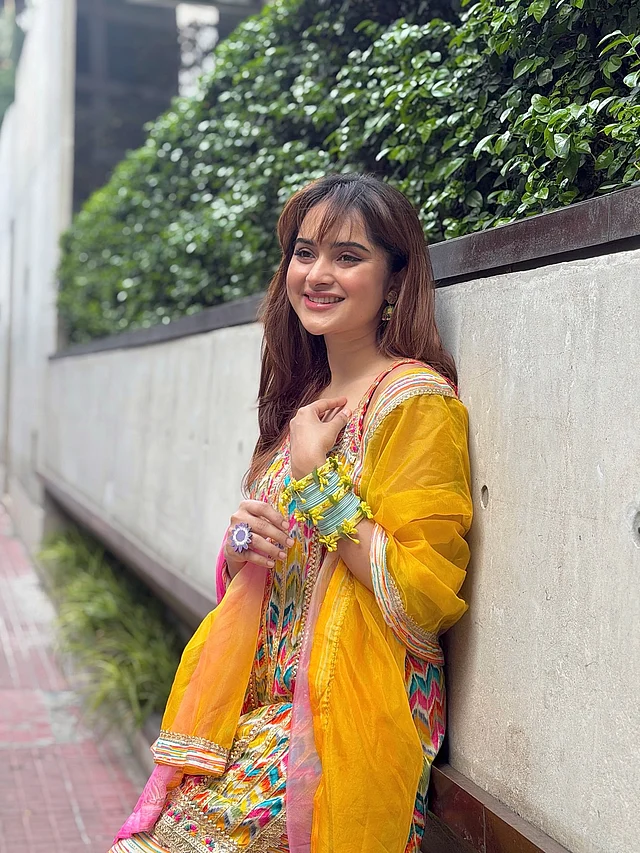 রঙিন এমব্রয়ডারি করা স্লিভলেস ড্রেসে কেয়া পায়েলের উপস্থিতি বেশ নজরকাড়া ।