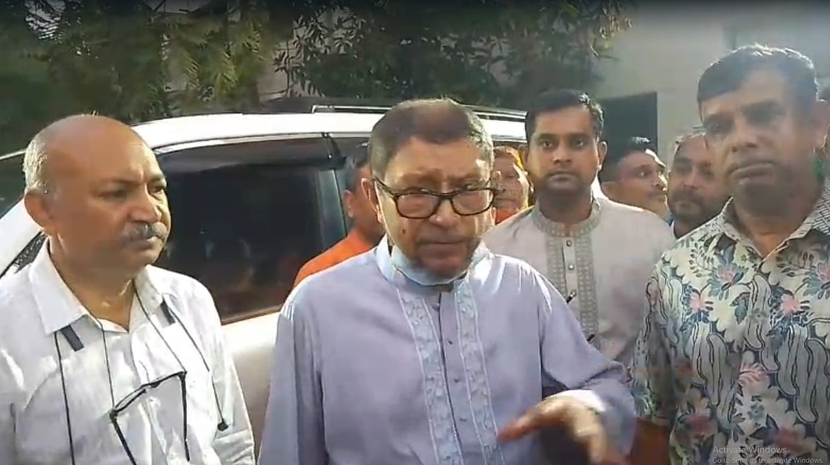 খালেদা জিয়ার গৃহপরিচারিকা ফাতেমার ভাতিজিকে দেখতে হাসপাতালে স্বাস্থ্যমন্ত্রী