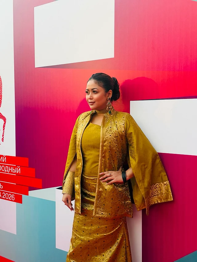 করসেট গাউনের সঙ্গে ভাবনা পরেছেন ম্যাচিং জ্যাকেট