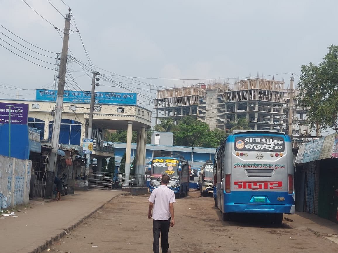 কুষ্টিয়ায় পরিবহন শ্রমিকদের কর্মসূচিতে বাস চলাচল বন্ধ, ভোগান্তিতে যাত্রীরা