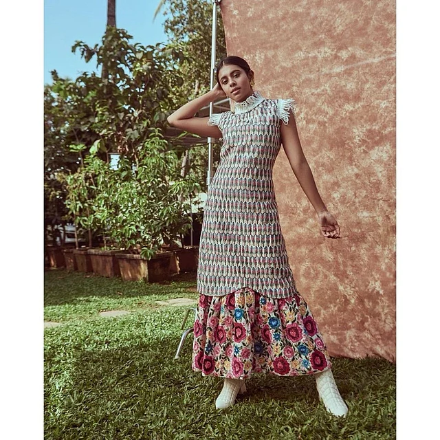 ম্যাক্সিড্রেস আর স্নিকার্সে দিশানি 