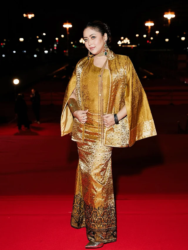 ঝলমলে সোনালি গাউনে কাতানের আদি মোটিফের নকশা