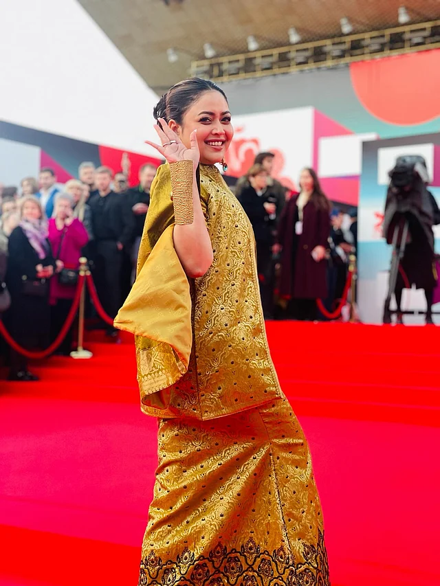 গাউন-জ্যাকেট অনসম্বলের মতোই ঝলমল করছেন এই অভিনেত্রী রেড কার্পেটে