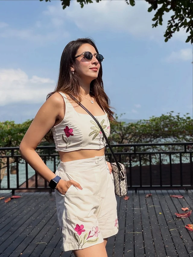 বিদ্যা সিনহা মিমের পরনে সামার-রেডি সাদা ফ্লোরাল কো-অর্ড সেট। স্লিভলেস ক্রপ টপের সঙ্গে হাই-ওয়েস্ট শর্টসের এই কম্বিনেশন তাকে দিয়েছে একদিকে আরামদায়ক, অন্যদিকে ট্রেন্ডি লুক। মিনিমাল জুয়েলারি বেছে নিয়ে তিনি।