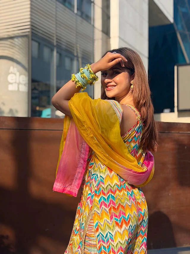 এরসঙ্গে জুটি হওয়া উজ্জ্বল হলুদ ওড়না পুরো আউটফিটে কনট্রাস্ট এনেছে। গ্রীষ্মকালীন উৎসবে এই লুক একদম পারফেক্ট।