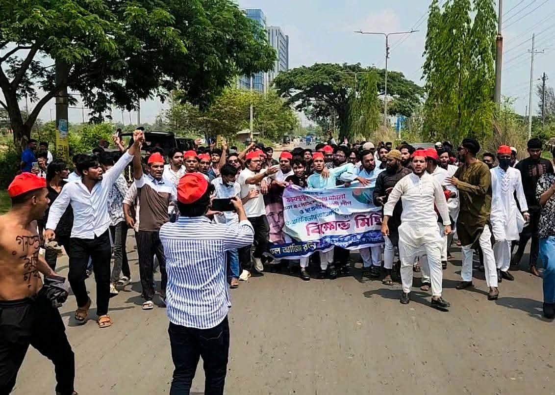 চট্টগ্রামে লাল টুপি পরে নিষিদ্ধ ছাত্রলীগের বিক্ষোভ মিছিল