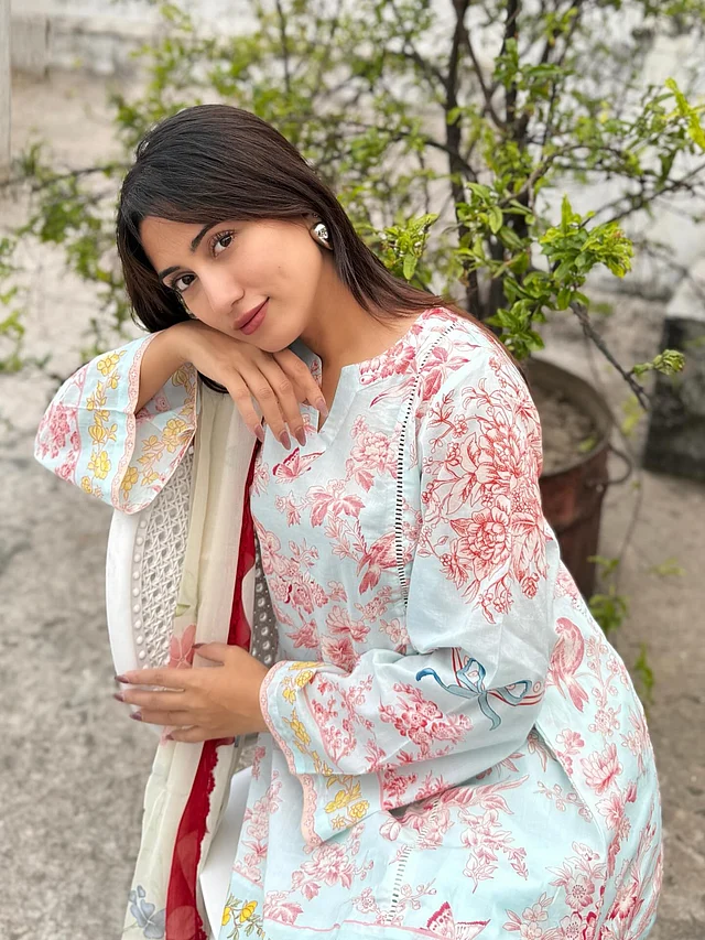 আরামদায়ক সালোয়ার-কামিজের সাবলীল লুকে ধরা দিয়েছেন মিষ্টি অভিনেত্রী সাফা কবির। 