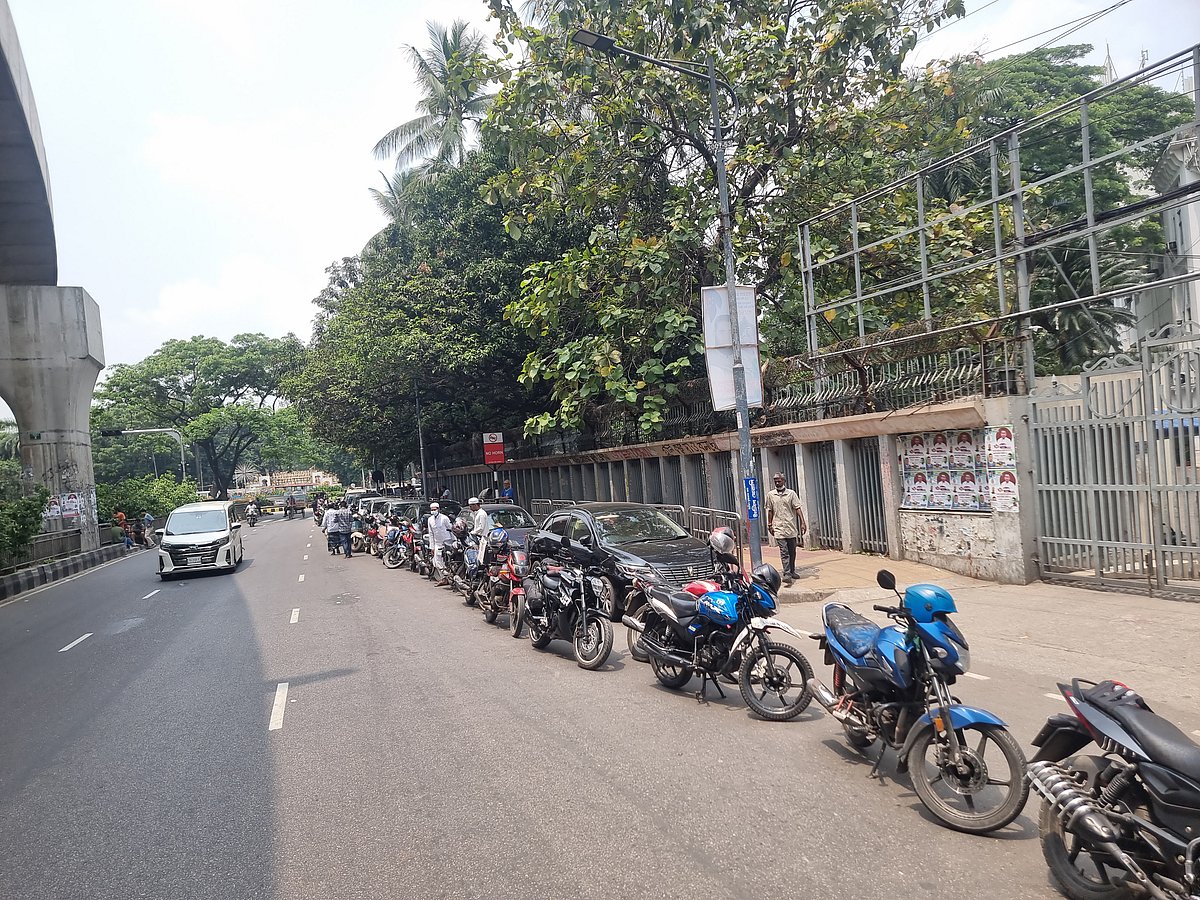 ফিলিং স্টেশন একটি, তেলের লাইনে ১ হাজার ১১ যান
