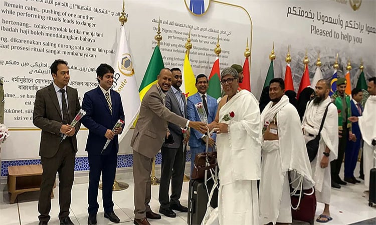 বাংলাদেশের প্রথম হজ ফ্লাইট সৌদি আরবে পৌঁছেছে